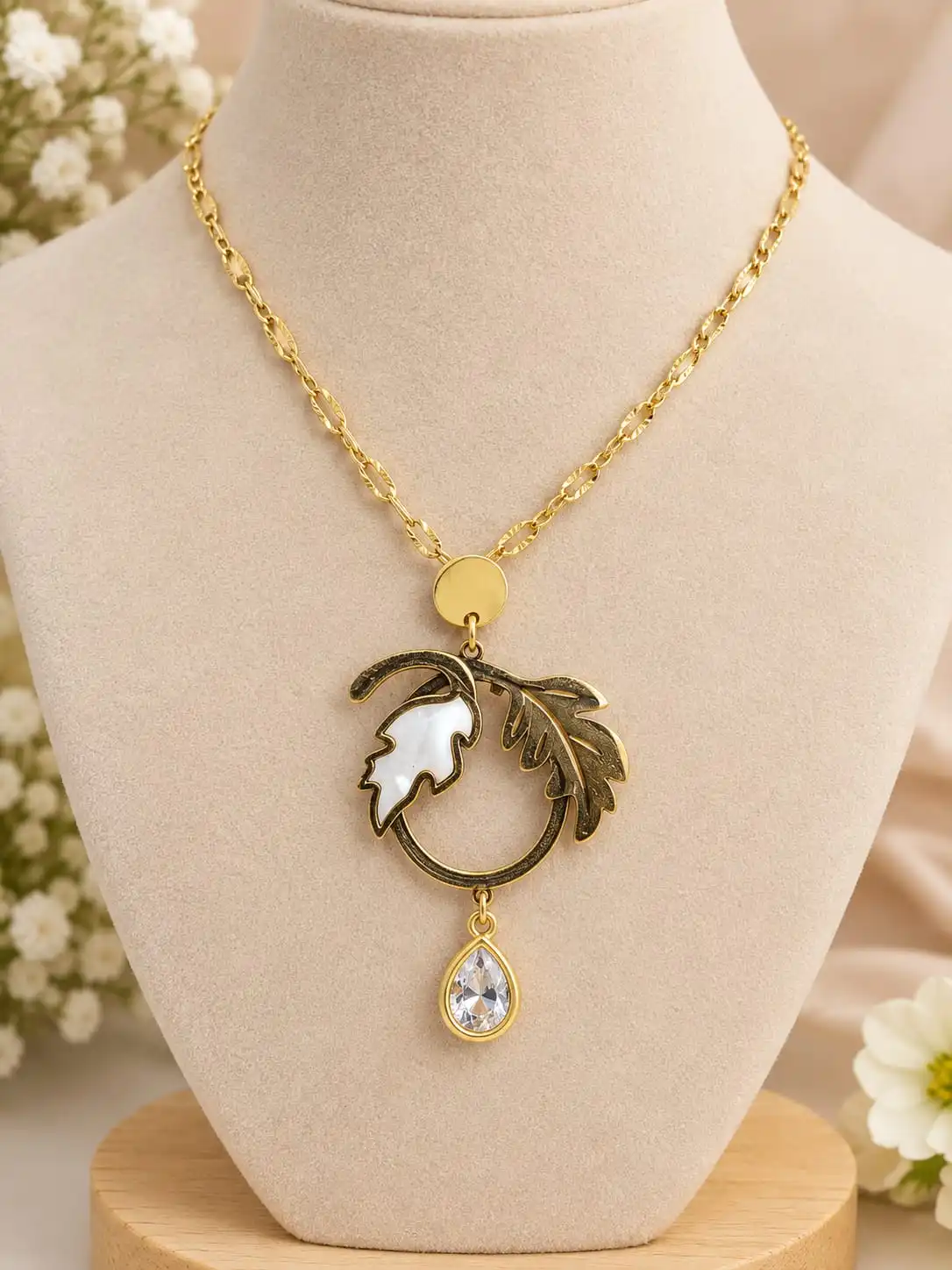 Elegant Leaf & Pendant Necklace. 1